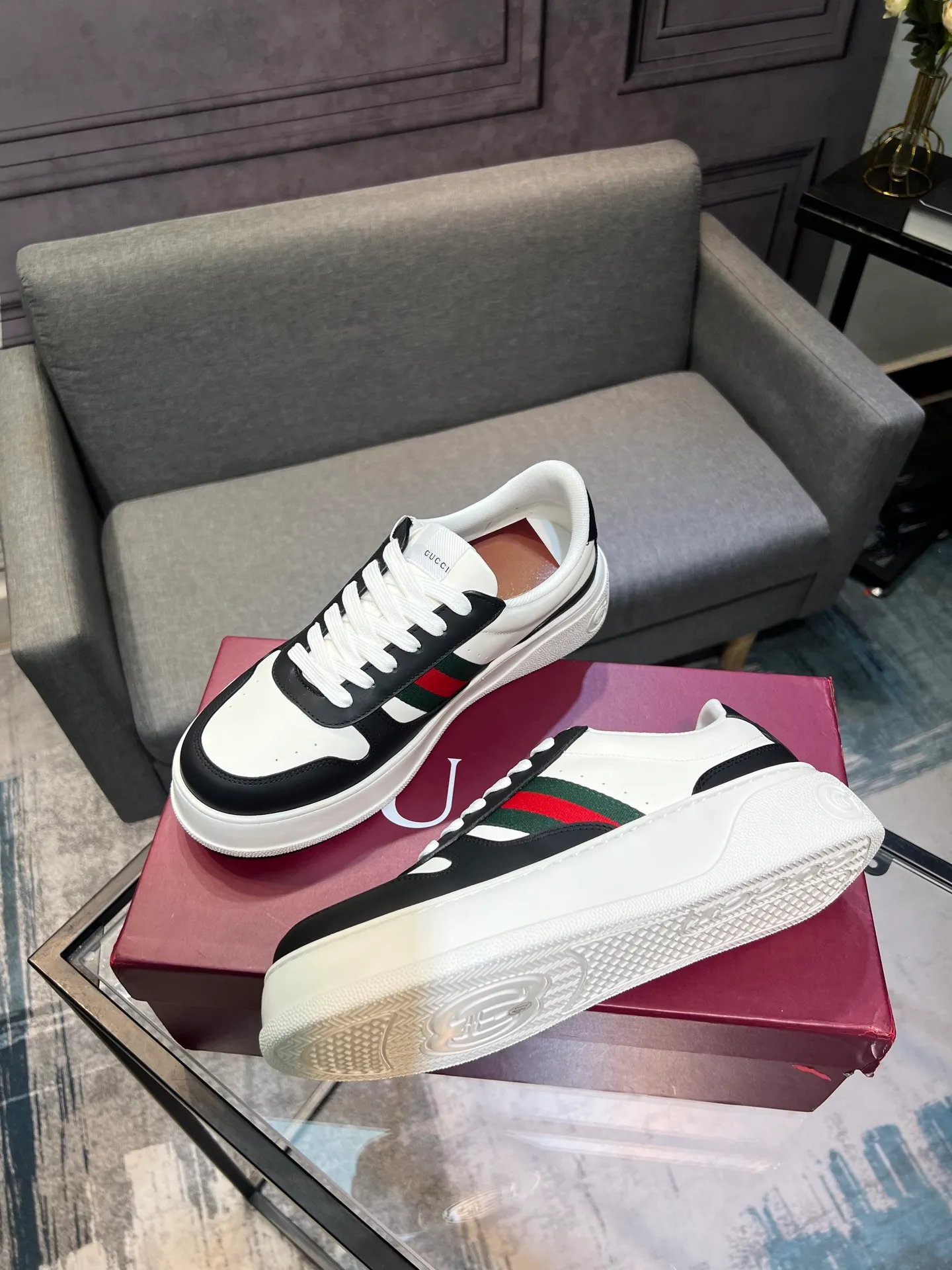 Men's men's shoes💰640 Gucci counter's latest couple's biscuit shoes‼ ️ 👑Purchasing agent level Gucci’s latest IP lightweight thick-soled white shoes can be put on your feet in seconds**4CM! ! Simple, easy to match and full of retro charm ~ the latest anti-counterfeiting cloth label on the tongue. And with electronic chip anti-counterfeiting.   The upper is made of imported environmentally friendly water-dyed calfskin, with a +1:1 fly-woven mesh surface to absorb sweat and an inner lining! Fly-knitted leather molded latex insole. Original IP lightweight outsole, one-piece injection molding, super comfortable and elastic, size: female 35-40 (female 41 customized) male 39-44 (male 38.45 46 customized)